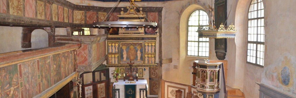 Innenansicht Alte Kirche - Empore und Blick zum ALtar