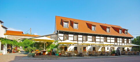 Außenansicht Weinrestaurant Schuh - Fachwerkhaus mit Freisitzen davor