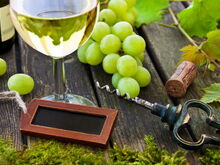 Weinglas, Korkenzieher, Weinlaub und -beeren