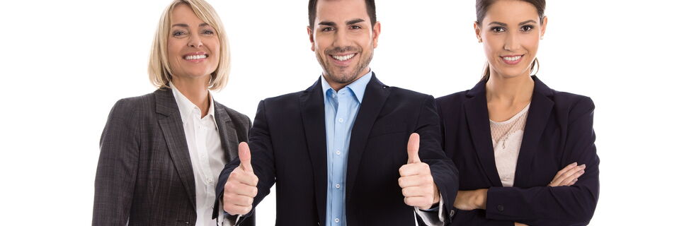 Zwei Frauen und ein Mann in Bussinesskleidung