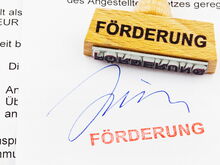 Papierblatt mit Stempel und Unterschrift