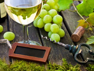 Weinglas, Korkenzieher, Weinlaub und -beeren