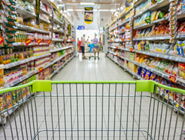 Einkaufswagen in Regalgang