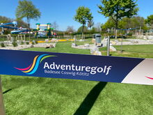 Band mit Schriftzug vor der Minigolfanlage