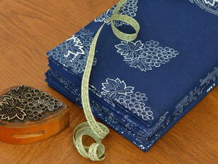 Blaudruck-Tischdecken, Model und Bandmaß