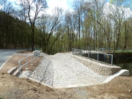 Spitzgrundteich, Hochwasserentlastungsrinne