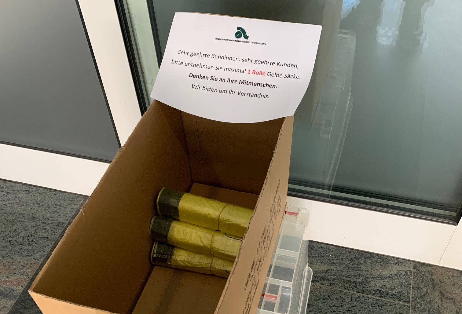 Karton mit gelben Säcken
