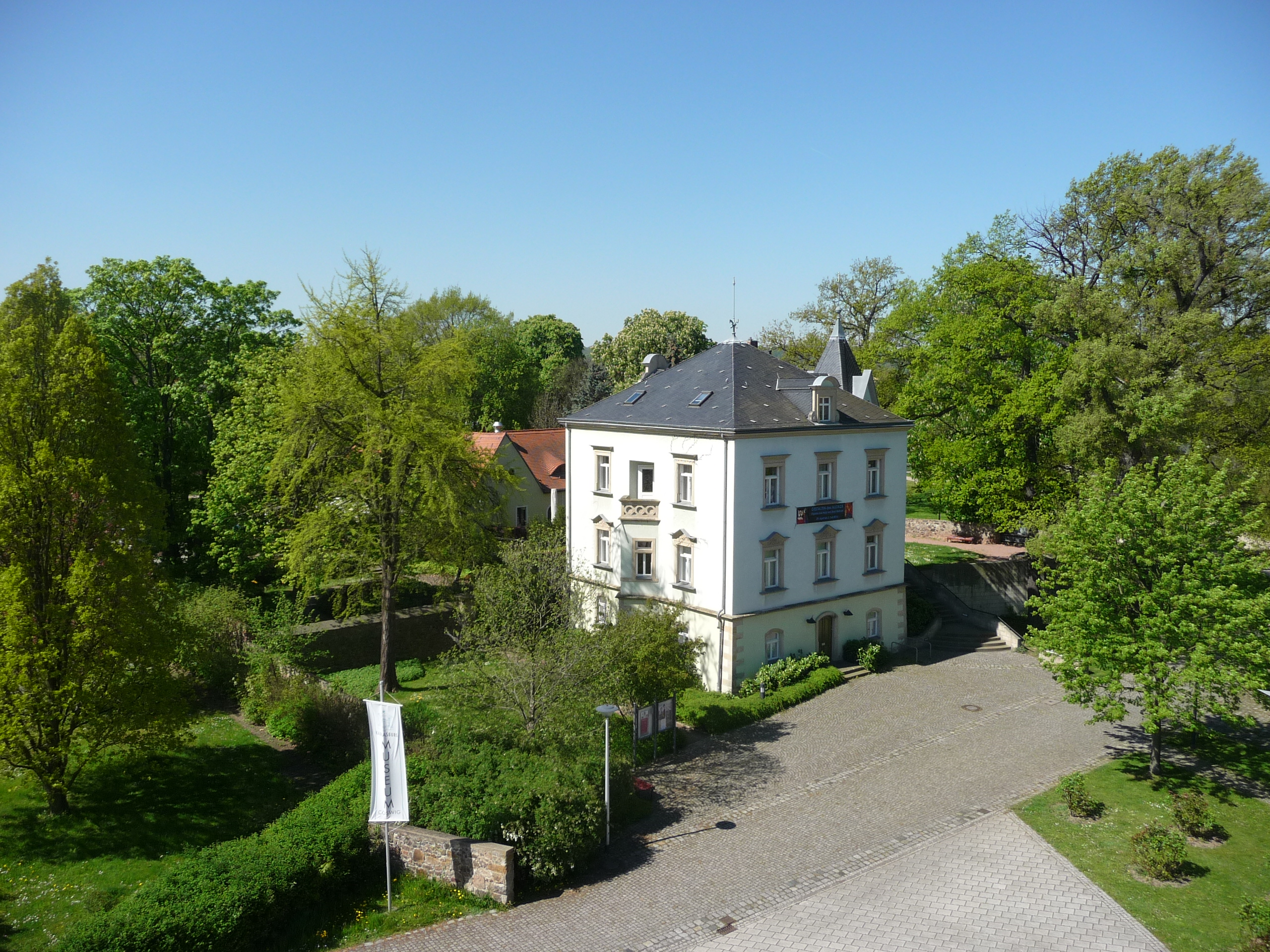 Blick auf die Karrasburg vom Dach des Rathauses