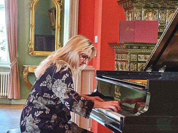Ragna Schirmer am Steinway-Flügel in der Villa Teresa