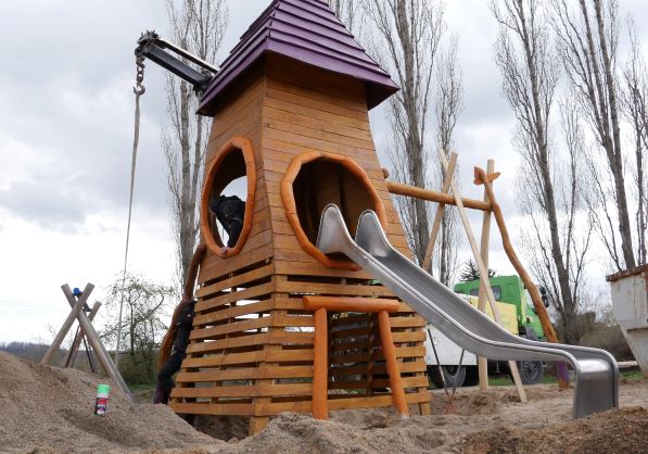 Spielturm mit Rutsche auf dem Spielplatz