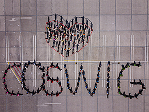 ARRIBA meets Coswig - Tänzerinnen bilden Herz und Schriftzug "Coswig"
