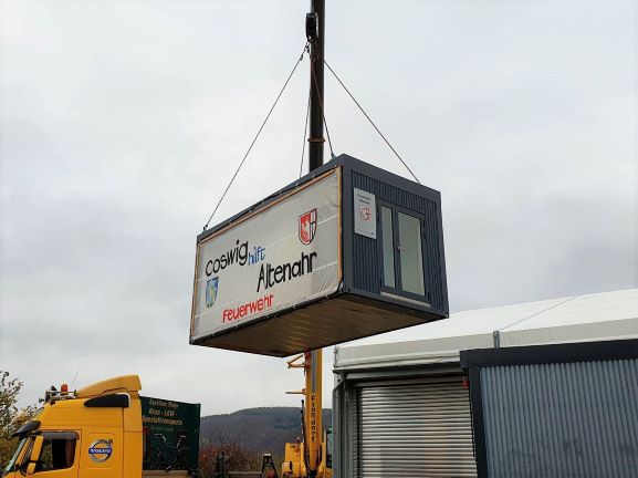 Container aus Coswig für Altenahrer Feuerwehr wird per Kran abgeladen