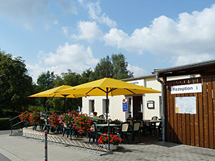 Terrasse der Badgaststätte (Foto: Franziska Weigoldt)