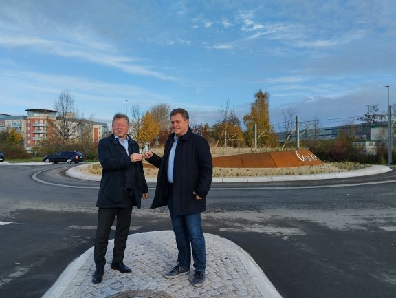 OB Schubert und OB Wendsche am neuen Kreisverkehr