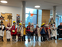 Sternsinger im Foyer des Rathauses Coswig