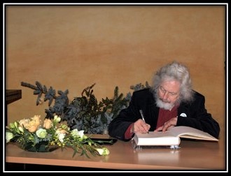 Pfarrer i.R. Hanno Schmidt beim Eintrag ins Ehrenbuch