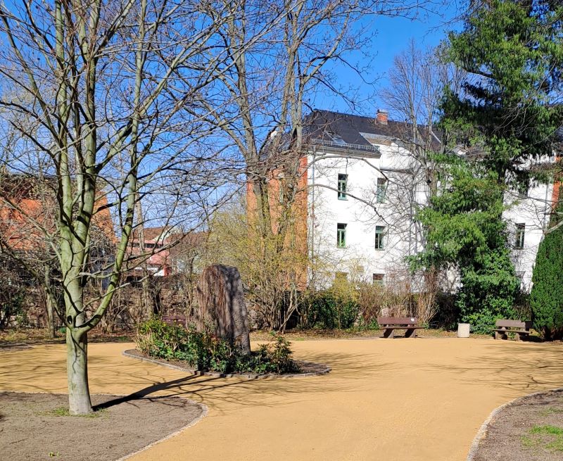 Neu gebauter Weg im Park Bahnhofstraße mit Blick auf ein Haus