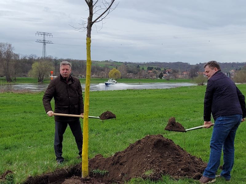 OB Bert Wendsche und OB Thomas Schubert halten beide einen Spaten mit Erde in der Hand