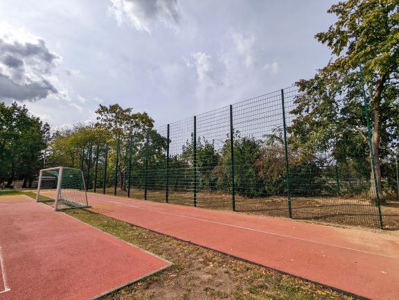 Ballfangzaun Brockwitz hinter dem Tor