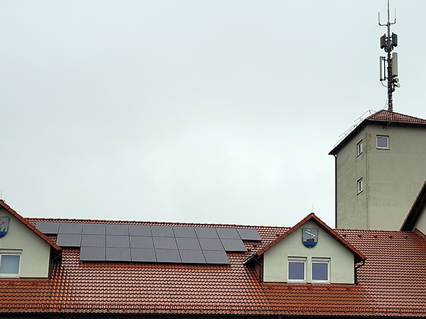 PV-Module auf dem Dach des Feuerwehrgerätehauses