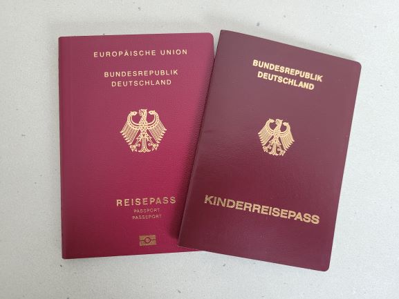 Deutscher Reisepass und Kinderreisepass, Einband.