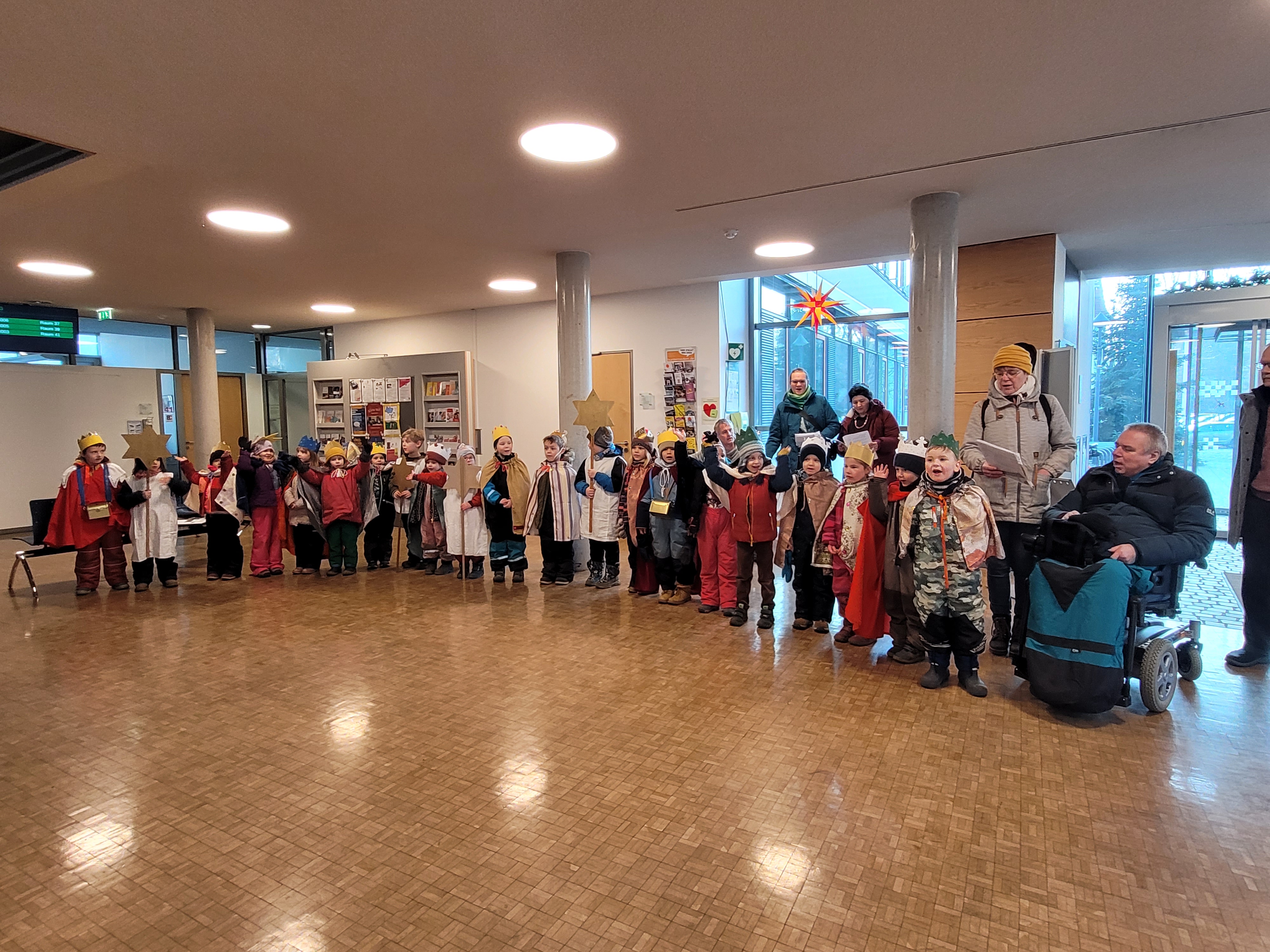 Sternsinger 2024 im Rathaus. 22 Vorschulkinder mit Erziehern.