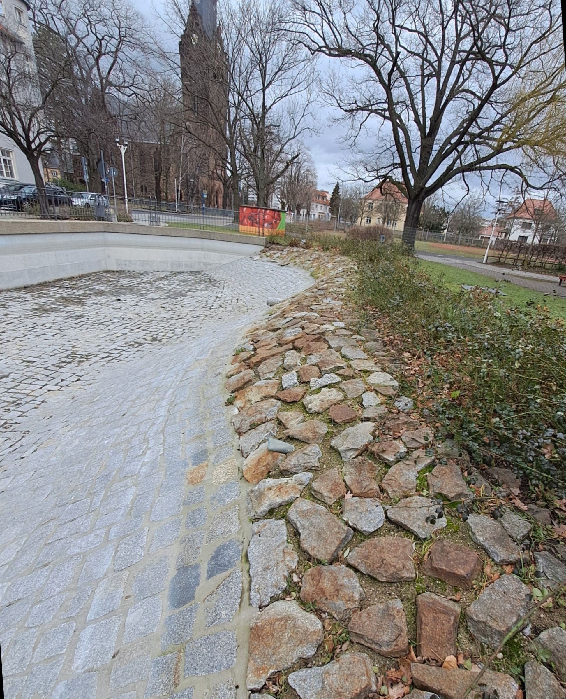 Teich Wettinplatz, leer. rechts im Bild die gepflasterte Deichkrone