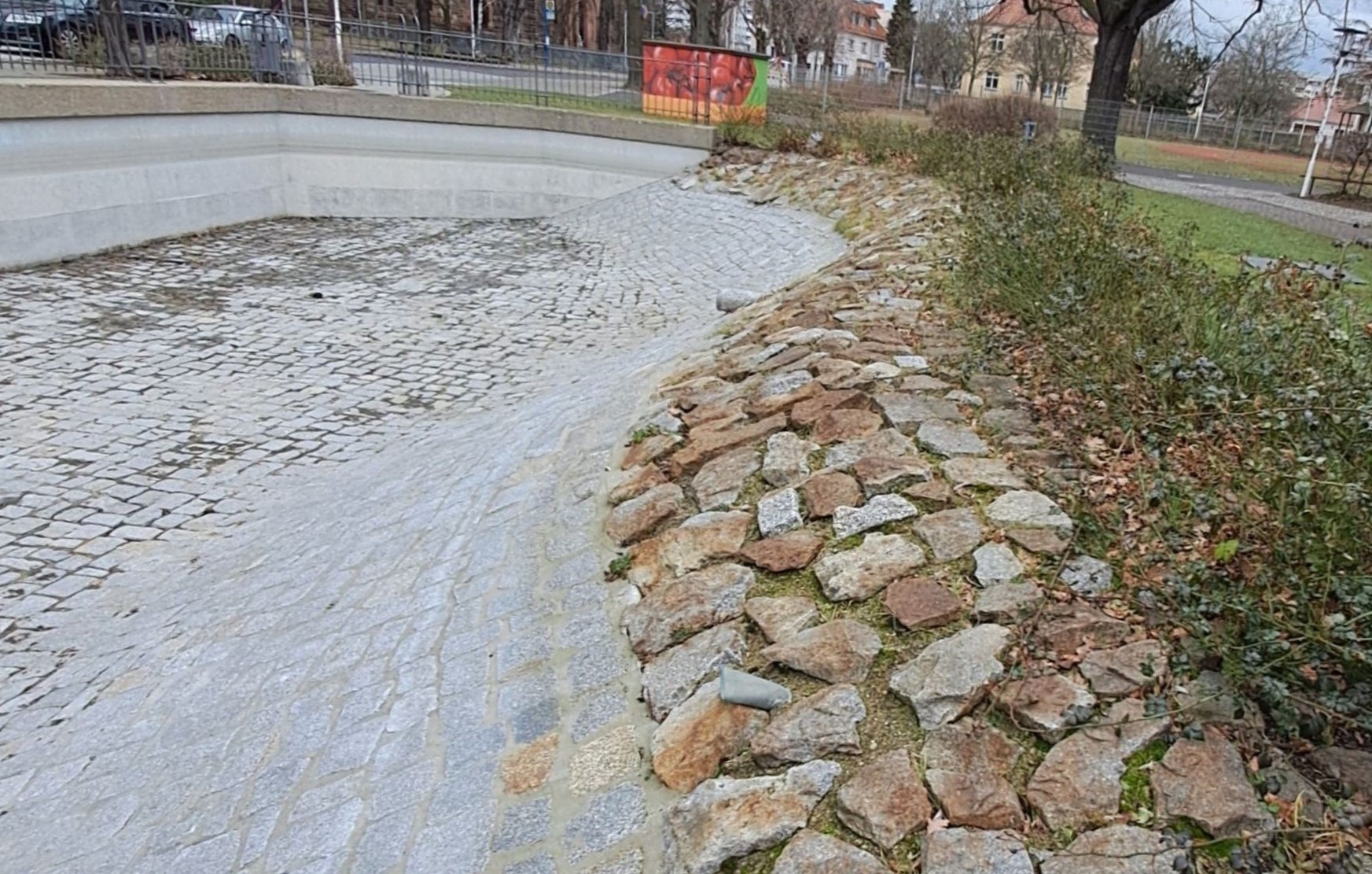 Teich Wettinplatz, leer. rechts im Bild die gepflasterte Deichkrone