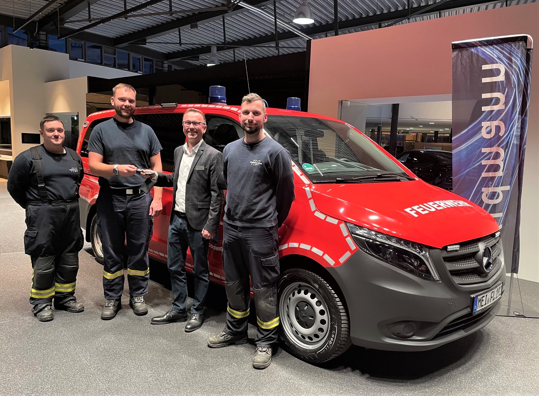 Wehrleiter Clemens Trobisch (2.v.l.) nimmt die Autoschlüssel des MTW entgegen.