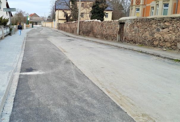 Neucoswiger Straße, Straße asphaltiert, Gehweg gepflastert