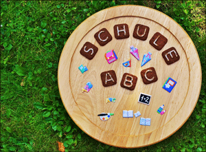 Baumscheibe mit ABC Buchstaben und Zuckertüten