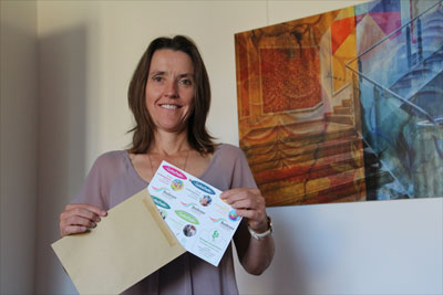 Bürgermeisterin Friederike Trommer hält ein weißes Blatt in den Händen