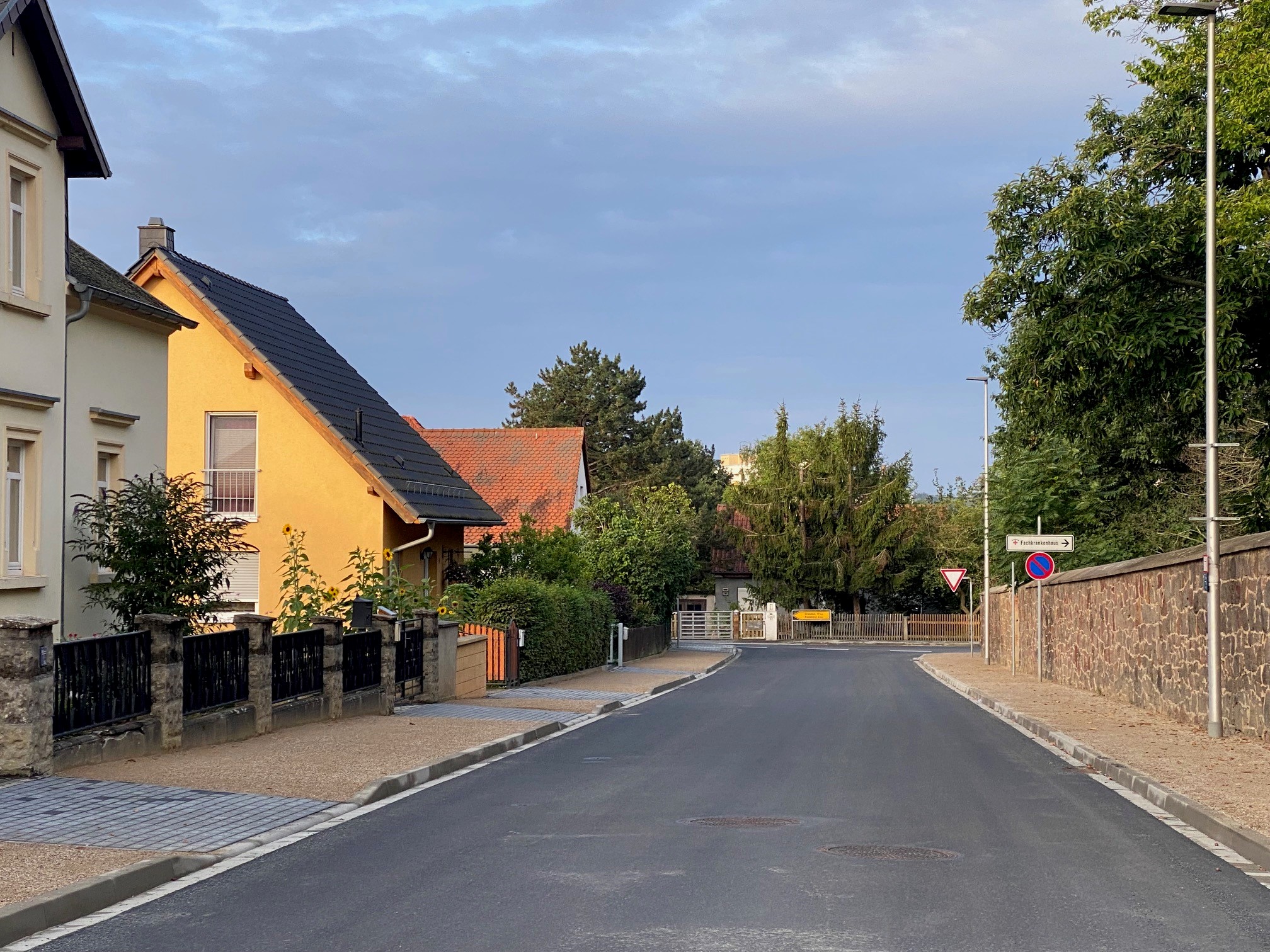 neu asphaltierte Straße mit Bürgersteig