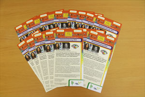 einige Flyer übereinander gestapelt zur Autorinnenlesung