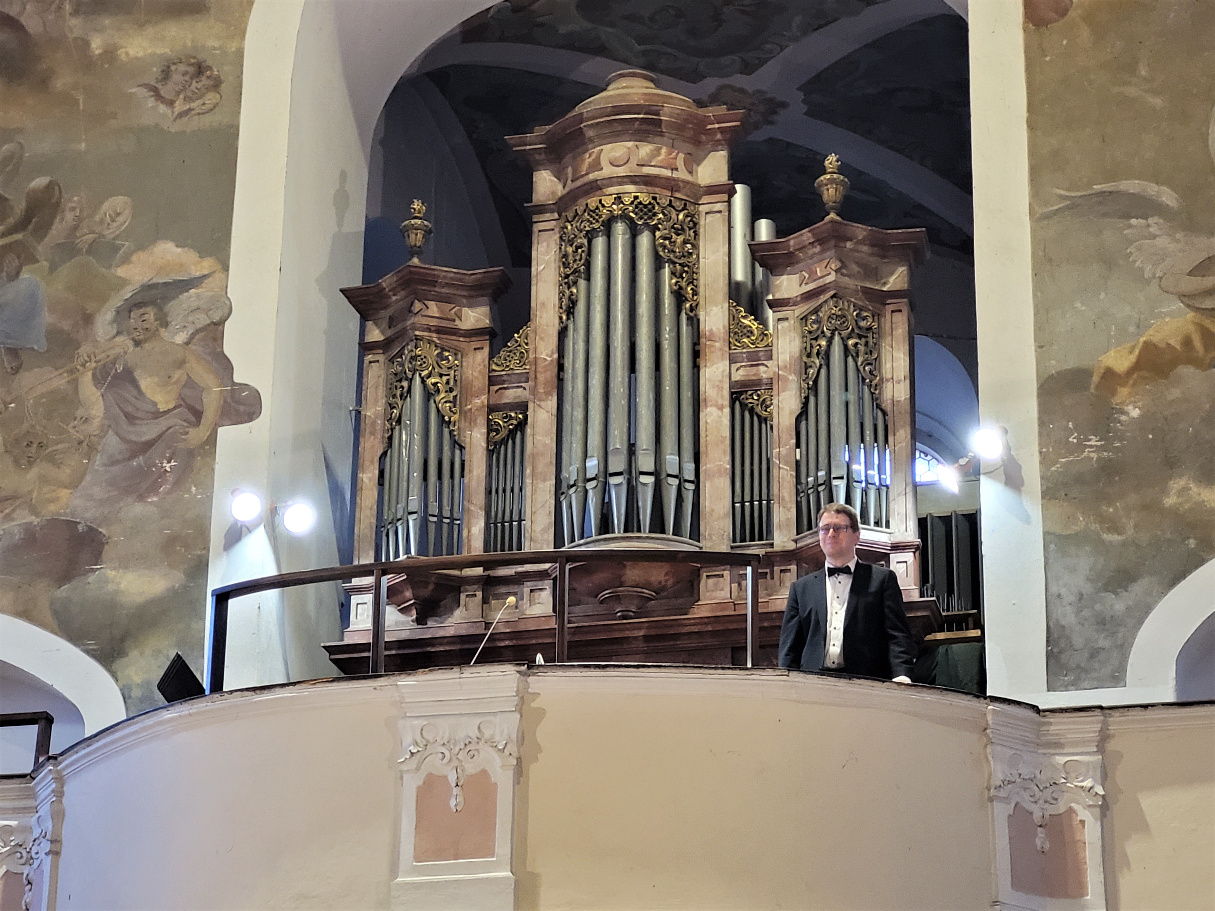 Kantor Friedrich Sacher auf der Orgelempore in Lovosice