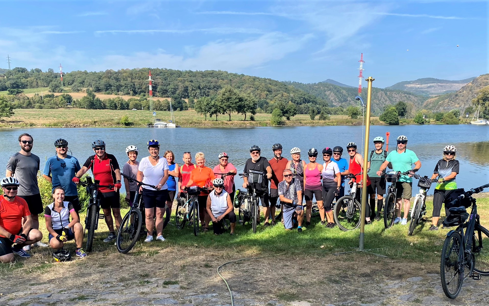 Teilnehmer der Radtour am Ufer der Elbe bei Lovosice