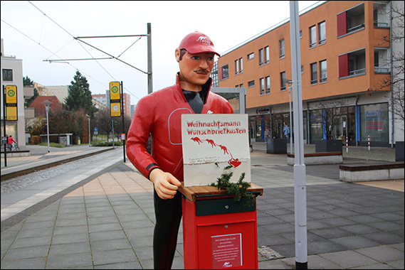 Briefkasten mit Plastikfigur für Wunschzettel am Lovosicer Platz