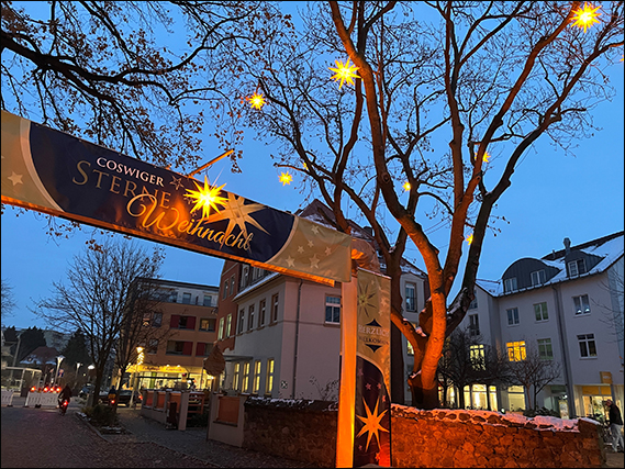 Torbogen mit Werbung zur Coswiger Sterneweihnacht aufgedruckt