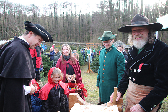 Marktvogt mit Kindern am Holzstand