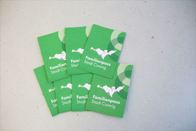 mehrere Familienpässe liegen auf einem Tisch übereinander