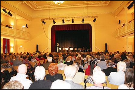 großer Saal mit vielen Menschen
