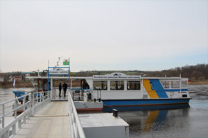 Fahrgastschiff Bosel am Anleger in Kötitz