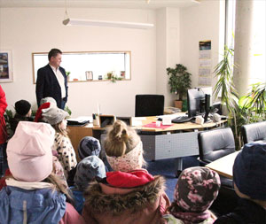 Kinder stehen im Büro des Oberbürgermeisters