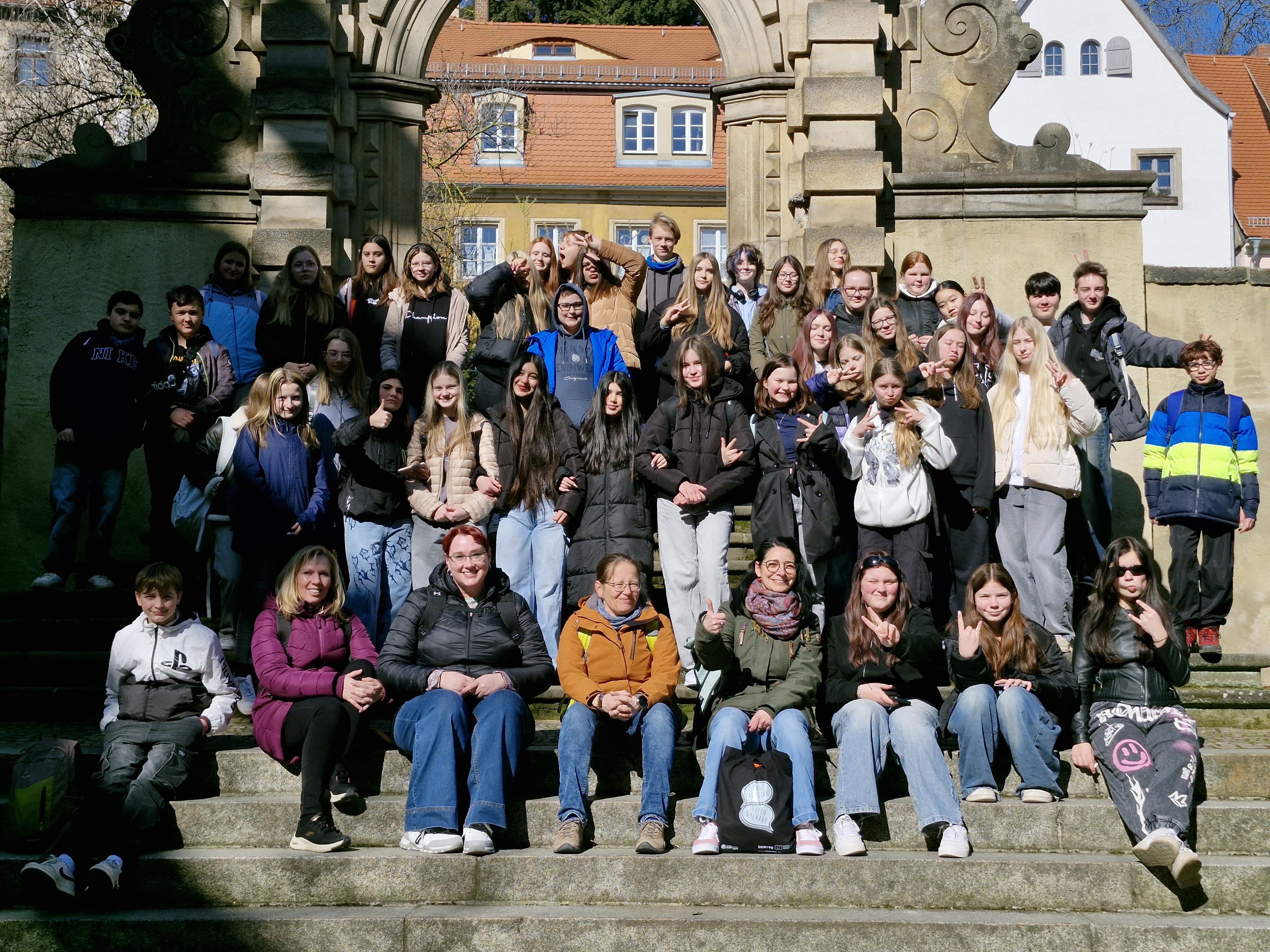 Meißen - 50 Schüler und Lehrer sitzen vor einem Renaissancetor