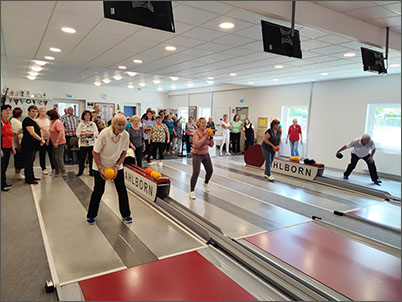 Senioren die auf der Kegelsportanlage kegeln