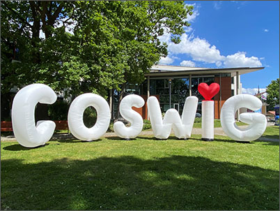 Coswig als Schriftzug vor dem Rathaus