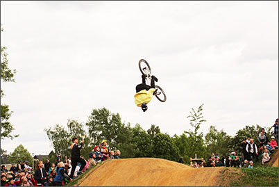 Ein BMX Fahrer springt über den neuen Trail.