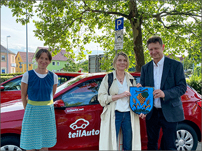 Eröffnung der neuen Carsharing Station an der „Alten Feuerwache“ in Coswig v. l.: Antje Böttcher vom Verein Verkehrswende in Kleinen Städten e.V., Susanne Krüger von der JuCo Soziale Arbeit gGmbH sowie Olaf Lier Fachbereichsleiter Ordnungswesen der Stadt