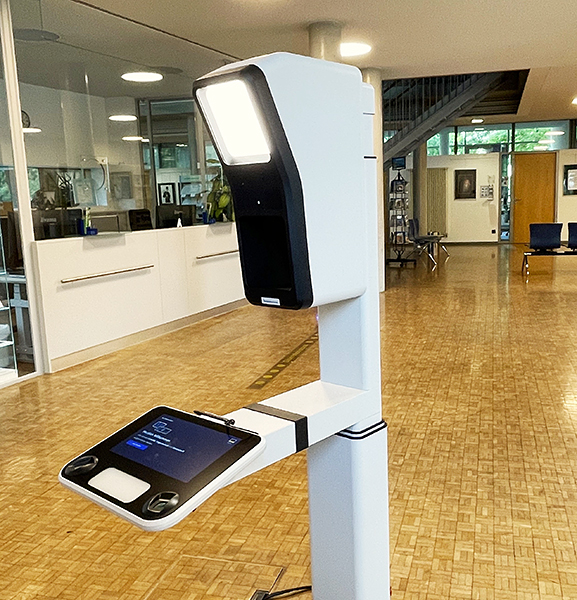 Fototerminal für digitale Passbilder steht im Foyer des Coswiger Rathauses