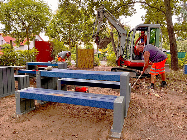 Bauhofmitarbeiter beim Einbau von Bänken und Tischen des Grünen Klassenzimmers